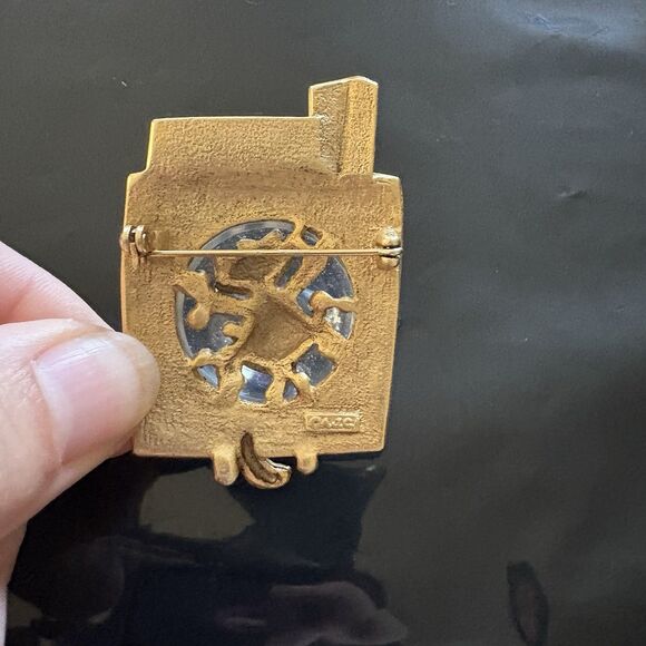 Vintage 80s AJC Cat in Washing Machine Brooch | Quirky Gold Tone Enamel Pin - Picture 3 of 4